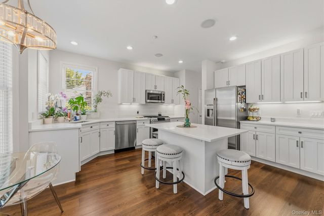 151 Classic Court, White Plains, NY 10603