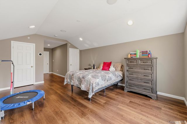 151 Classic Court, White Plains, NY 10603