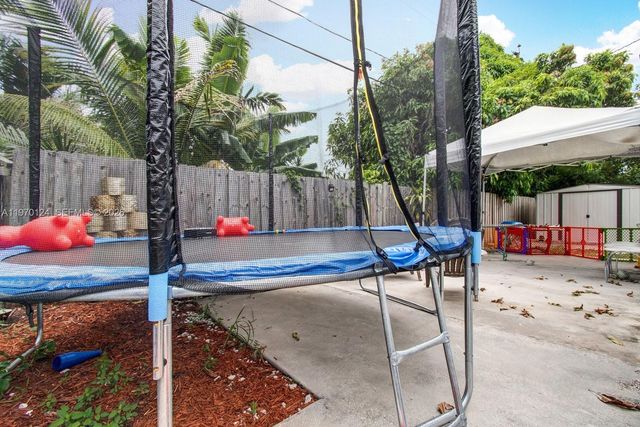 335 NW 109th St, Miami, FL 33168