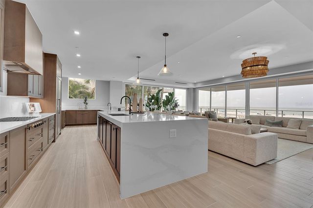 70 AVENIDA VENECCIA 201, Sarasota, FL 34242