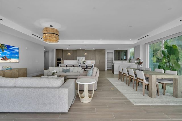 70 AVENIDA VENECCIA 201, Sarasota, FL 34242