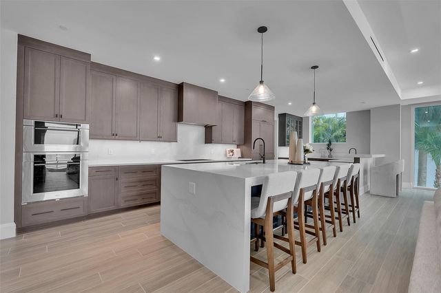 70 AVENIDA VENECCIA 201, Sarasota, FL 34242
