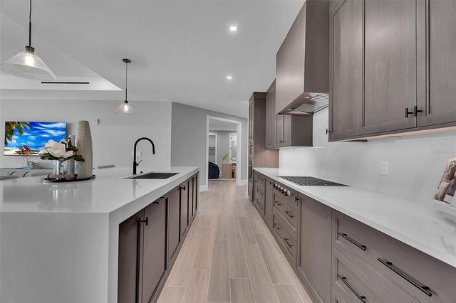 70 AVENIDA VENECCIA 201, Sarasota, FL 34242