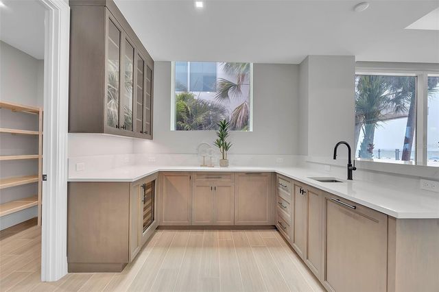 70 AVENIDA VENECCIA 201, Sarasota, FL 34242