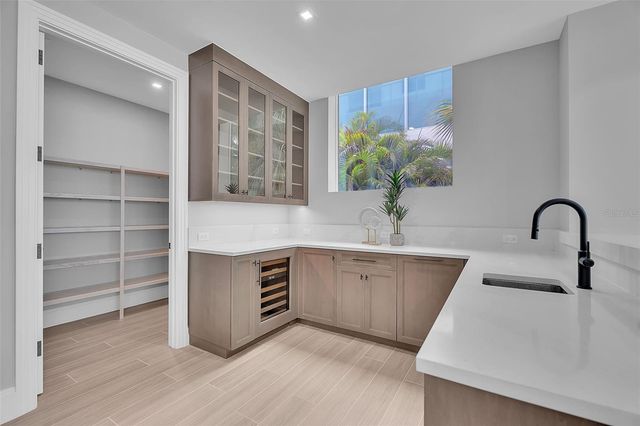 70 AVENIDA VENECCIA 201, Sarasota, FL 34242