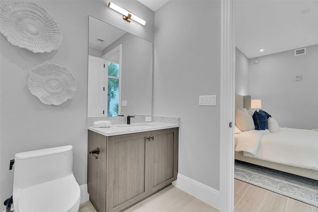 70 AVENIDA VENECCIA 201, Sarasota, FL 34242