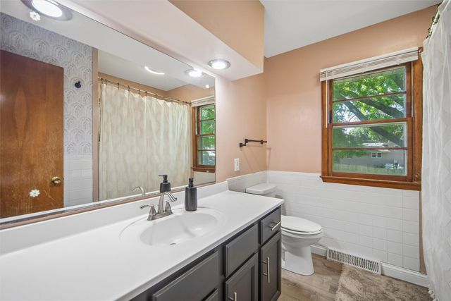 3834 Hillcrest Drive, Des Moines, IA 50310