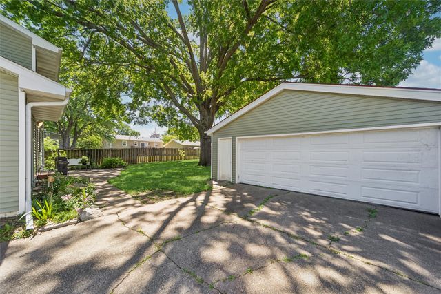 3834 Hillcrest Drive, Des Moines, IA 50310