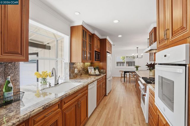 27 Whitehall Dr, Orinda, CA 94563