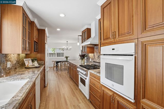 27 Whitehall Dr, Orinda, CA 94563