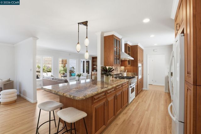 27 Whitehall Dr, Orinda, CA 94563