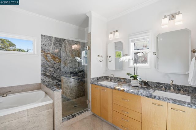 27 Whitehall Dr, Orinda, CA 94563