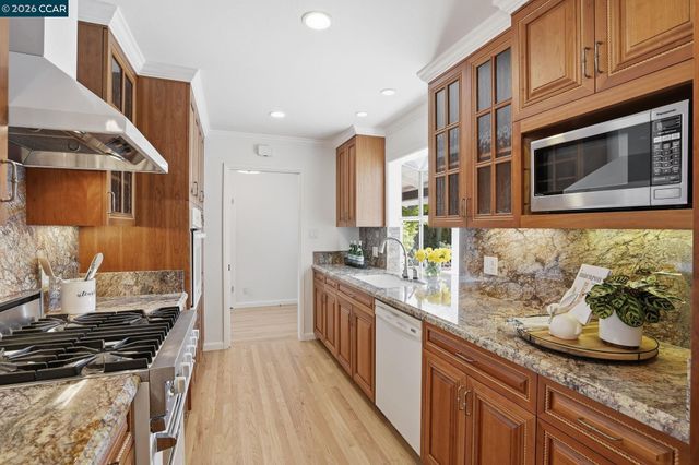 27 Whitehall Dr, Orinda, CA 94563