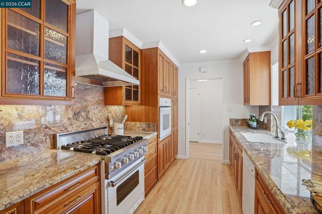 27 Whitehall Dr, Orinda, CA 94563