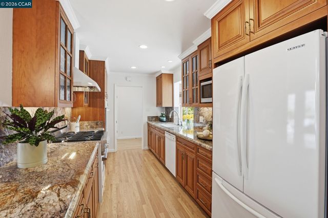 27 Whitehall Dr, Orinda, CA 94563