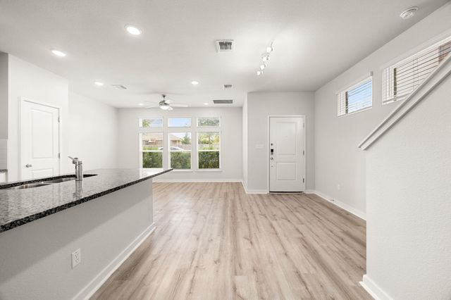 605 W South ST 332, Leander, TX 78641
