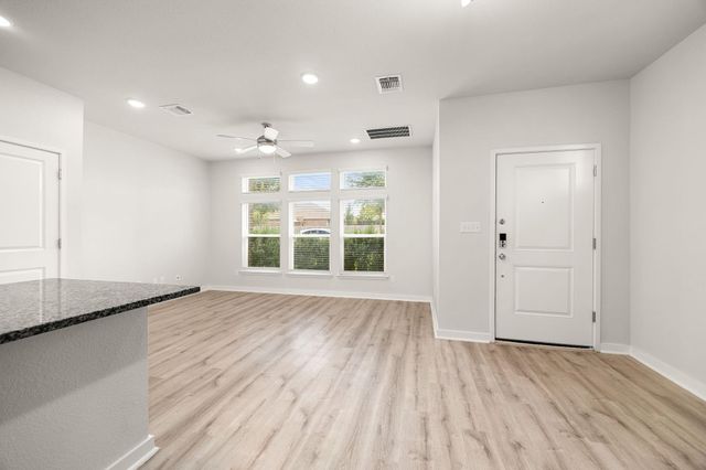 605 W South ST 332, Leander, TX 78641