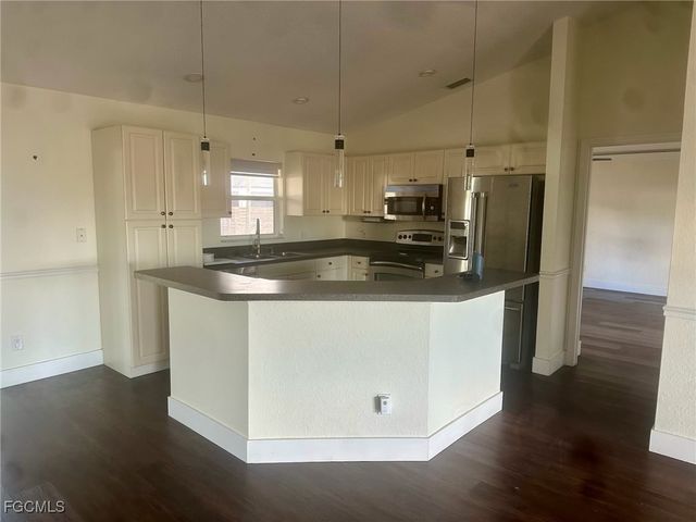 2205 NE 8th PL, Cape Coral, FL 33909