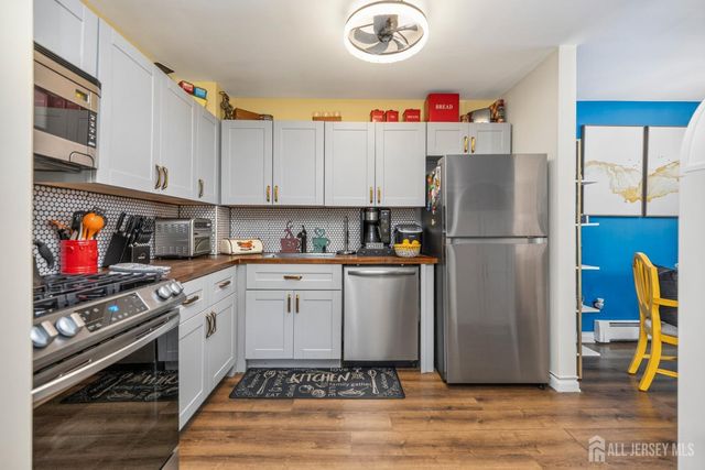 818 Cricket Lane, Woodbridge Proper, NJ 07095