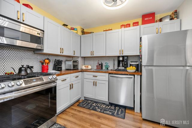 818 Cricket Lane, Woodbridge Proper, NJ 07095