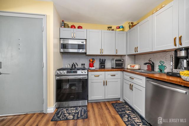 818 Cricket Lane, Woodbridge Proper, NJ 07095
