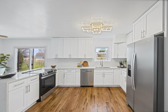 725 N 8th Avenue, Addison, IL 60101