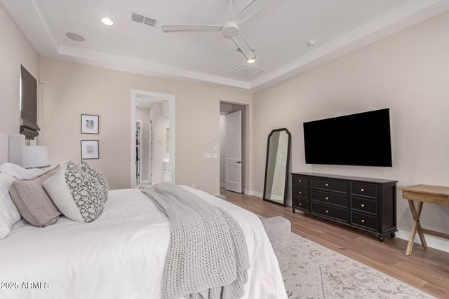 2830 E CREST Lane, Phoenix, AZ 85050