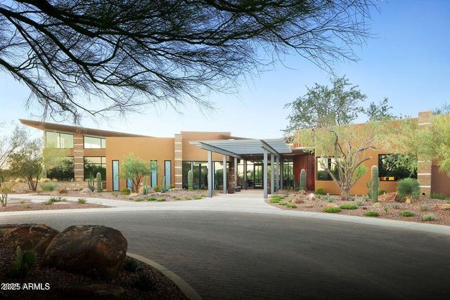 2830 E CREST Lane, Phoenix, AZ 85050