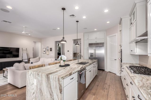 2830 E CREST Lane, Phoenix, AZ 85050