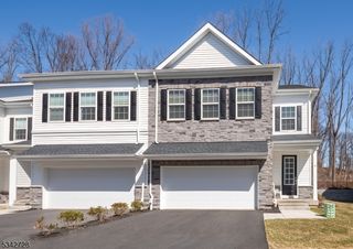 9 Myers Ter, Morris Plains Boro, NJ 07950
