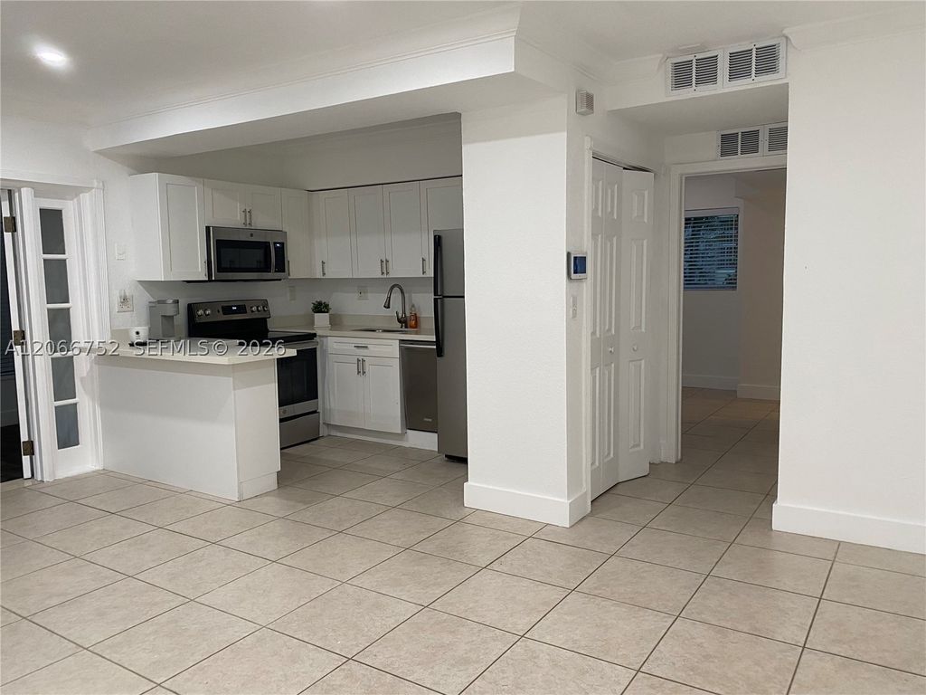 1 Edgewater Dr 103, Coral Gables, FL 33133