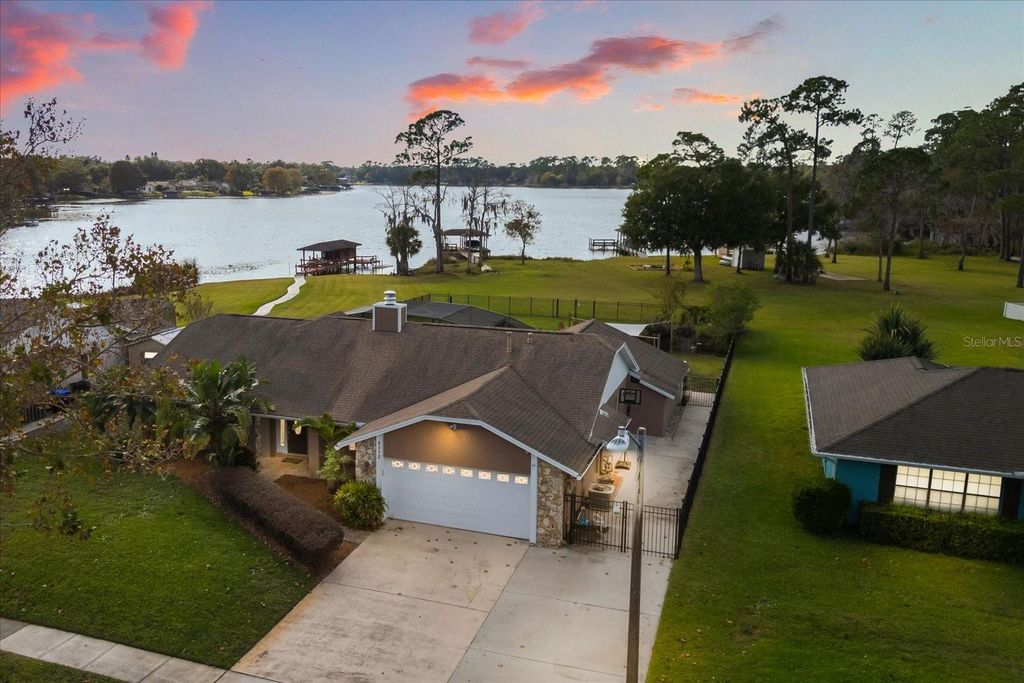 Image 5 of property listing at 4512 BRIDGEWATER DRIVE, Orlando, FL 32817