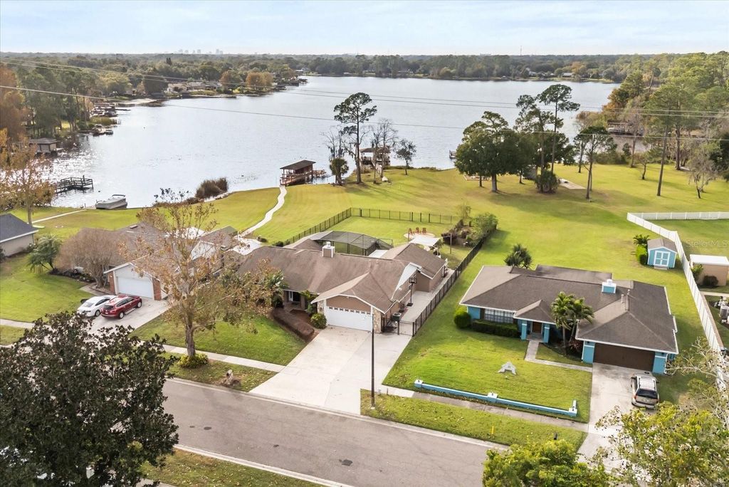 Image 6 of property listing at 4512 BRIDGEWATER DRIVE, Orlando, FL 32817