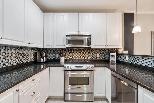 1 Harvest Dr 108, North Andover, MA 01845
