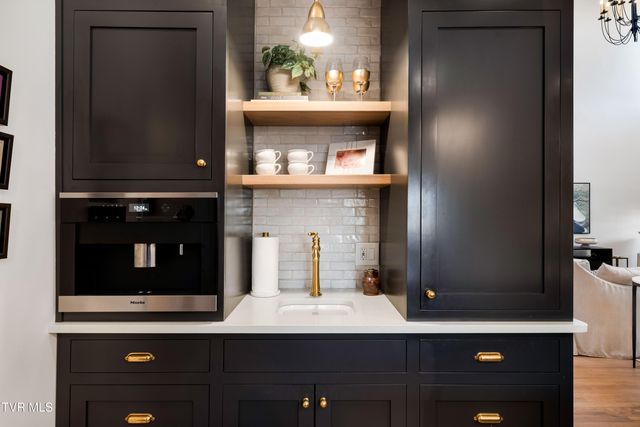 1815 Waters Edge Drive, Johnson City, TN 37604