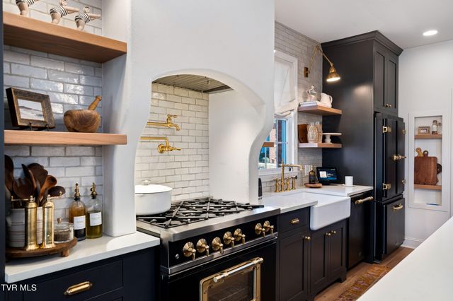 1815 Waters Edge Drive, Johnson City, TN 37604