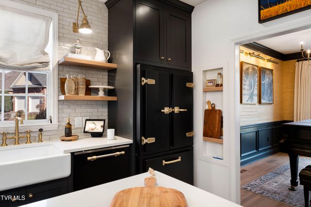 1815 Waters Edge Drive, Johnson City, TN 37604