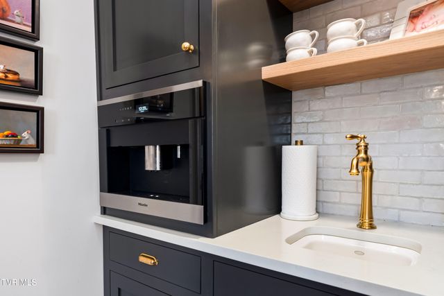 1815 Waters Edge Drive, Johnson City, TN 37604