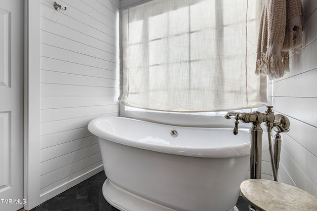 1815 Waters Edge Drive, Johnson City, TN 37604