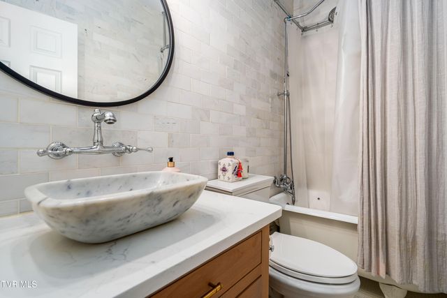 1815 Waters Edge Drive, Johnson City, TN 37604