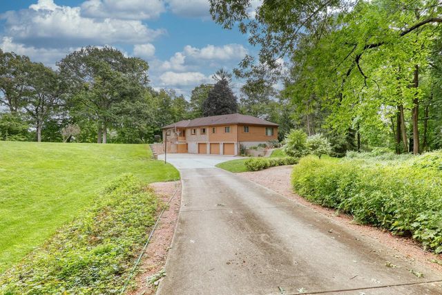 4640 Lake Club CIRCLE, Oconomowoc, WI 53066