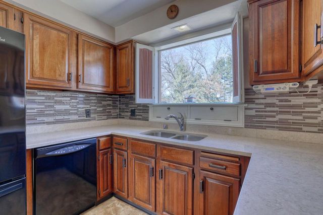 4640 Lake Club CIRCLE, Oconomowoc, WI 53066