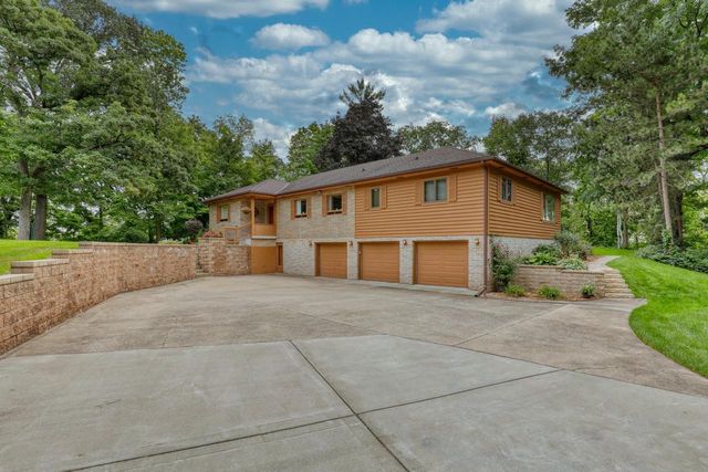 4640 Lake Club CIRCLE, Oconomowoc, WI 53066