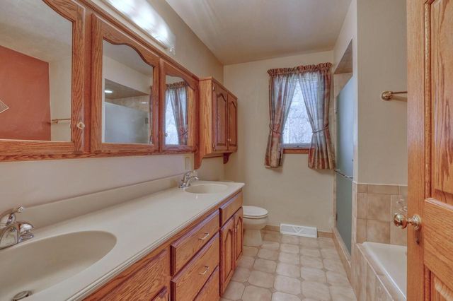 4640 Lake Club CIRCLE, Oconomowoc, WI 53066