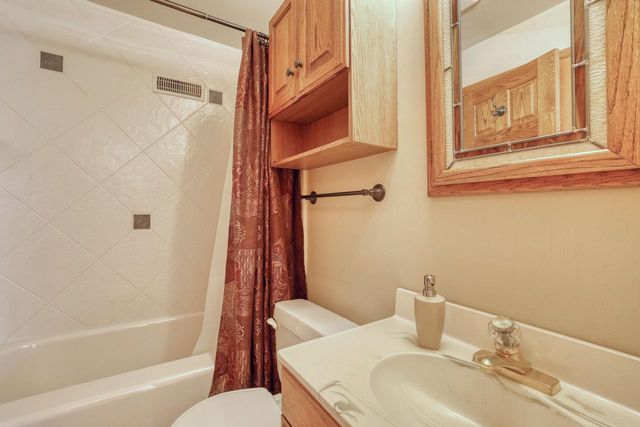 4640 Lake Club CIRCLE, Oconomowoc, WI 53066