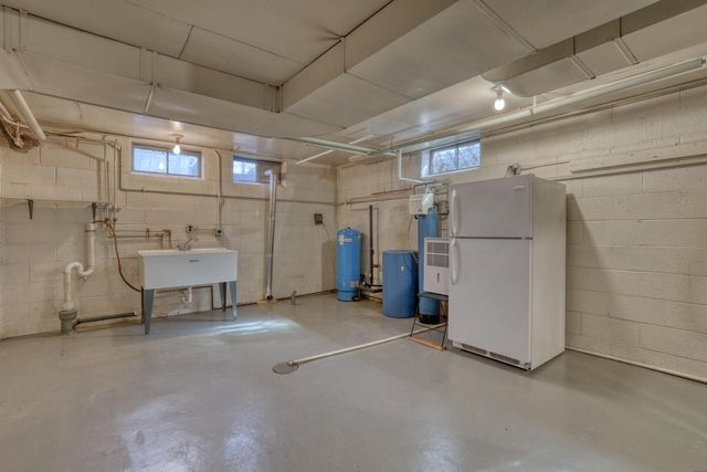 4640 Lake Club CIRCLE, Oconomowoc, WI 53066