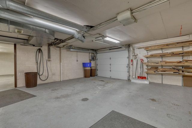 4640 Lake Club CIRCLE, Oconomowoc, WI 53066