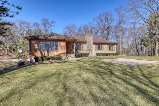 4640 Lake Club CIRCLE, Oconomowoc, WI 53066