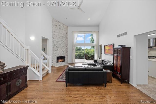 4860 Lagoons Circle, West Bloomfield, MI 48323