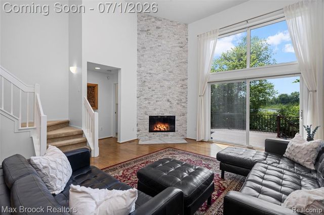 4860 Lagoons Circle, West Bloomfield, MI 48323